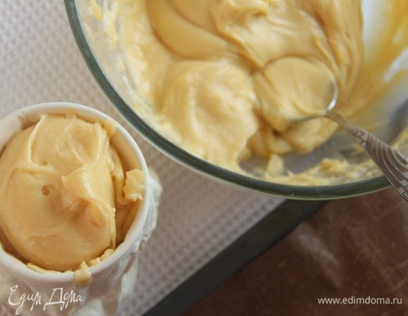 Выложить тесто в кондитерский мешок. Удобно положить мешок в высокий стакан, завернув края по стенкам и поднимая края по мере заполнения мешка.