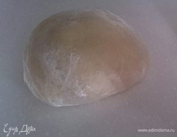 Взбить яйцо с сахаром и солью. Добавить простоквашу и растительное масло. Добавить муку. Замесить тесто. Убрать отдохнуть в холодильник. 