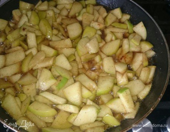 Яблоки порезать на кусочки и отправить на разогретую сковородку. Добавить сливочное масло, сахар, специи. Карамелизировать яблоки, сбрызнуть их виски (можно заменить на алкоголь по вашему вкусу или вовсе убрать) и слегка потушить. Поставить остывать. 