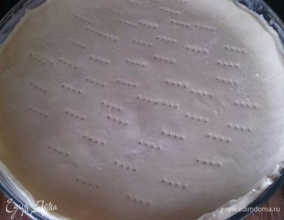 Разделить тесто на 2 неравные части (1\3 и 2\3). Раскатать большую часть теста и уложить в смазанную маслом форму. Сделать проколы вилкой. 