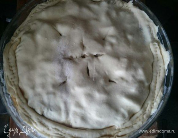 Раскатать оставшееся тесто и накрыть начинку. Сделать несколько надрезов или проколов. Склеить края. 