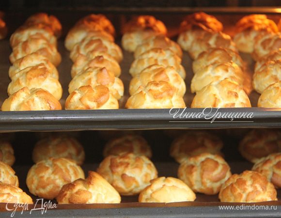 Выпекать профитроли при 200°C 10 минут, затем при 180°C еще 15 минут.