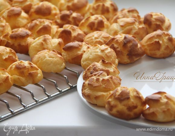 Дать профитролям полностью остыть на решетке. Выбрать самые красивые, фотогеничные профитроли.