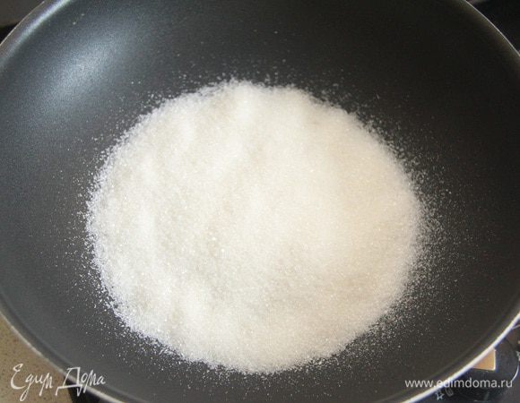 Стакан сахара насыпать в сковороду. Нагревать до расплавления сахара.
У автора другой рецепт карамели — сахар с водой и кукурузным сиропом, у меня не получился.