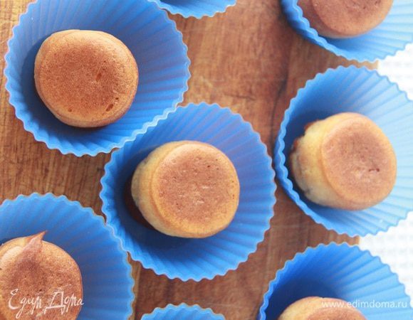 Выложить профитроли карамельным концом на силиконовую поверхность. У меня силиконовые формочки, автор советует выложить на смазанный маслом лист пекарской бумаги. Дать карамели полностью остыть.