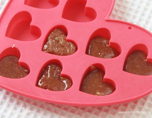 Остатки карамели можно залить в формочки...