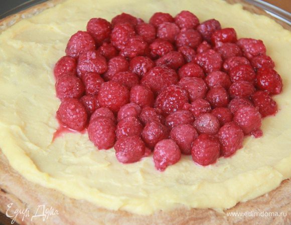 Малину выложить на слой заварного крема.