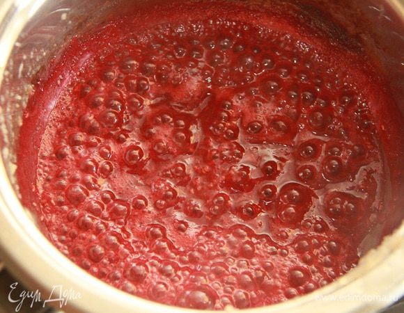 Малиновое пюре я сварила из 200 г малины и 3 ст.л. сахара.