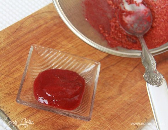 Малиновое пюре протереть через сито. Отмерить 2 ст.л.