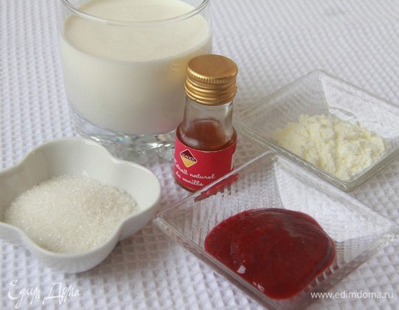 Для сливочного крема понадобится: 200 г сливок для взбивания 33% или выше, 2 ст.л. малинового пюре, 1 ч.л. ванильного экстракта, 3 ст.л. сахара, 1,5 ст.л. сухого молока.