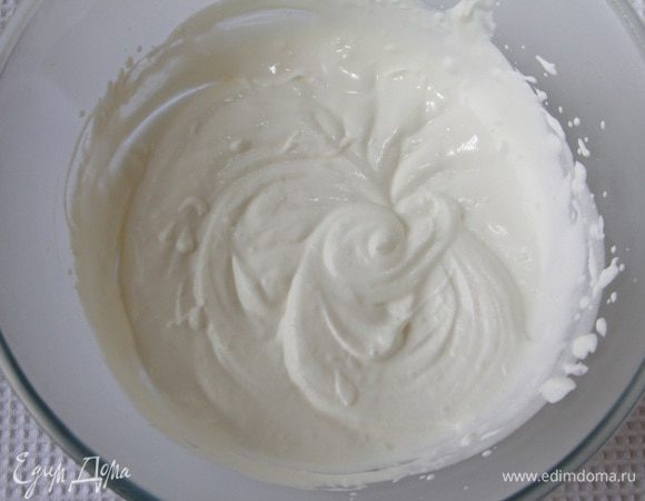 Взбить сливки. Наполнить кондитерский мешок половиной этой порции.