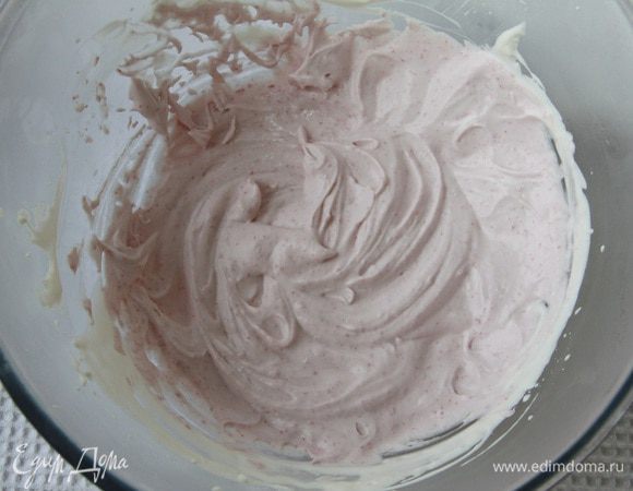 В другую половину добавить малиновое пюре.