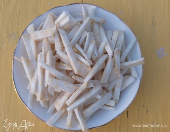 Корень сельдерея нарезать соломкой или кубиками. Бросить в кипящую воду (бульон), проварить 10 мин. 