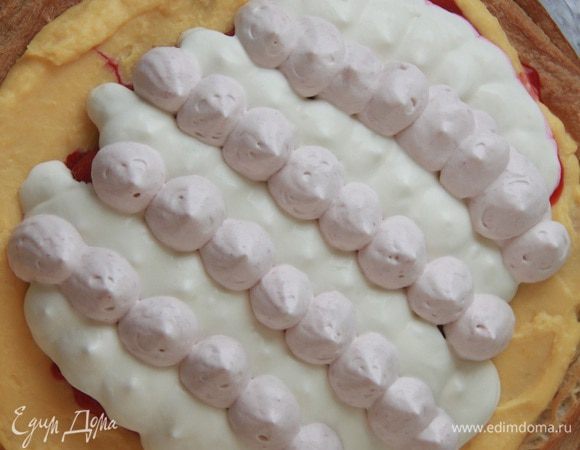 Поверх малины украсить торт взбитыми сливками, выдавливая крем кондитерским мешком насадкой звездочка. Чередовать белые и малиновые полоски сливок.