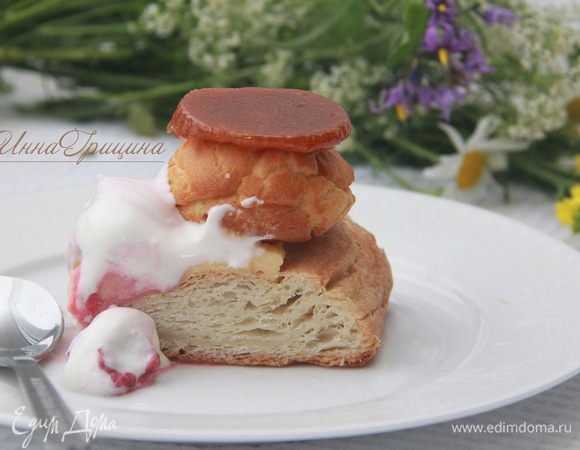 Любителям слоек с заварным кремом и профитролей со взбитыми сливками и малиной посвящается!!! А бонусом — леденец из детства.