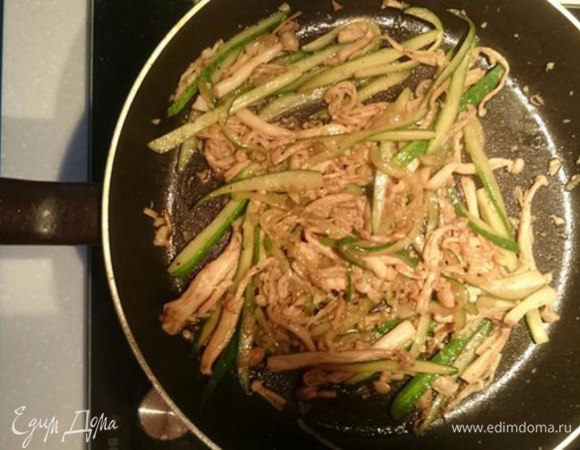 Мелко нарезать чеснок. Обжарить грибы с чесноком. Добавить огурцы, имбирь, поперчить, сбрызнуть соевым и рыбным соусами. Еще немного обжарить.