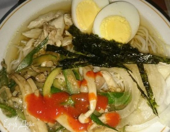 Отварить курицу (в этом случае были куриные грудки). Сварить яйца. Сварить лапшу. Куриную грудку порезать или разобрать на небольшие кусочки мяса. Разложить по порциям лапшу, куриное мясо, огурцы с грибами, яйца, залить бульоном и сбрызнуть соевым соусом. Также можно добавить по вкусу лук, морскую капусту, острый соус и все, что подскажет фантазия))