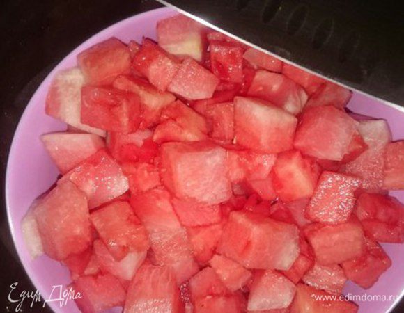 Арбуз (примерно 1\4 среднего арбуза) очистить от корок, удалить косточки, порезать на кубики.