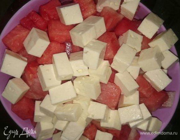 Брынзу порезать кубиками и добавить к арбузу.