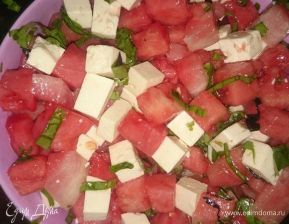 Базилик и щавель порубить и отправить в салат. Сбрызнуть лимонным соком и оливковым маслом. Добавить немного свежемолотого черного перца по вкусу. 