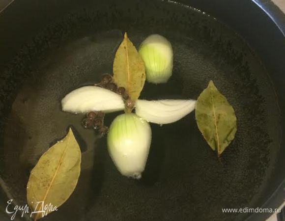 Вскипятить воду с лавровым листом, душистым перцем, луком и солью. Дать покипеть 3-4 минуты.