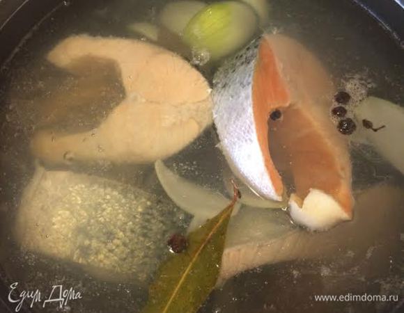 Аккуратно опустить рыбу и варить до готовности.