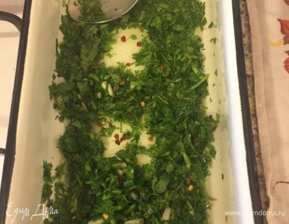 Кинзу и чеснок порубить, добавить перец, уксус и перемешать.