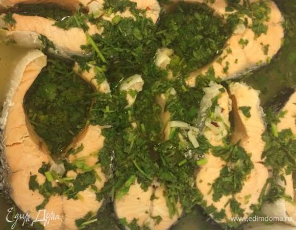 Готовую, горячую рыбу уложить в контейнер залить уксусом с кинзой и бульоном. Попробуйте, если мало уксуса, то добавьте.