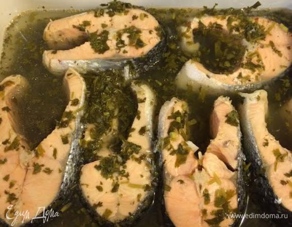 Когда рыба в маринаде остынет, отправьте контейнер в холодильник на 6-8 часов.