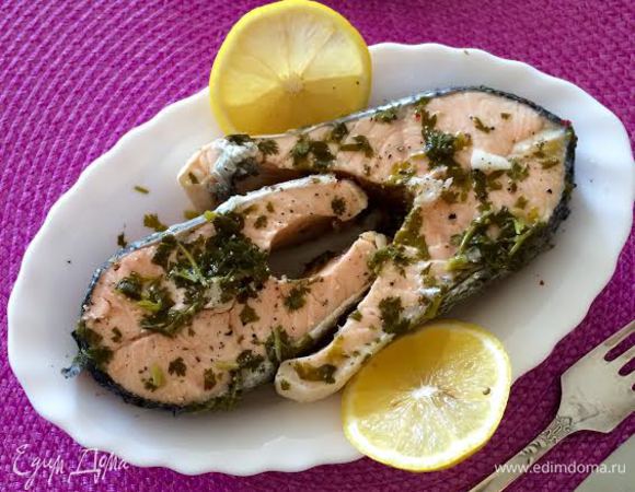 Готовую рыбу достать, слегка полить соусом, в котором она лежала, и подавать. Приятного аппетита!