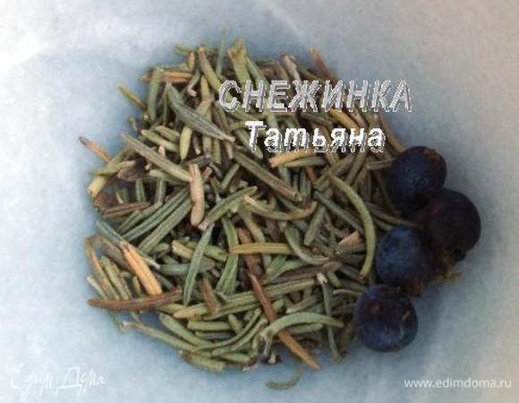 В ступку кладем розмарин и ягоды можжевельника. Растираем.