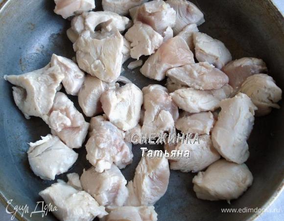 Куриную грудку кладем на сухую сковороду и обжариваем на среднем огне. Периодически помешиваем, пока жидкость не выпарится.