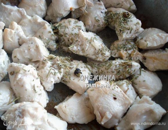 Курица немного зарумянится, теперь добавляем специи.