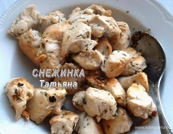 Помешивая, держим на огне несколько минут, пока курица слегка не зазолотится. Снимаем с огня, остужаем.