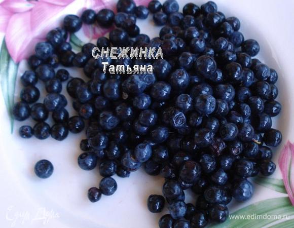 Вот такая черничка у нас. Подготовим ее: надо промыть и обсушить.