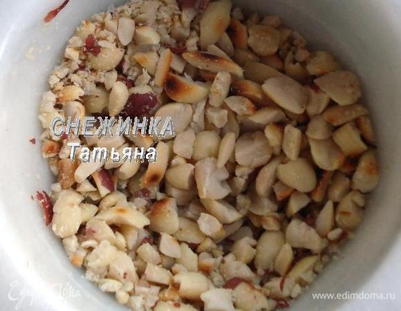 Измельчаем орехи в ступке не очень мелко.