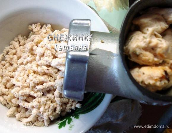 Когда мясо остыло, пропускаем его через мясорубку вместе с луком. Делаем так 2-3 раза, чтобы готовый паштет был более нежный.
