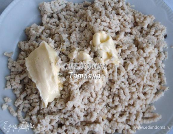 Добавляем в фарш молотый белый перец и оставшееся размягченное сливочное масло (40 г). Растираем.