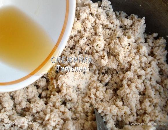 Отправляем фарш на сухую сковороду. Обжариваем пару минут, затем вливаем коньяк и держим еще пару минут.