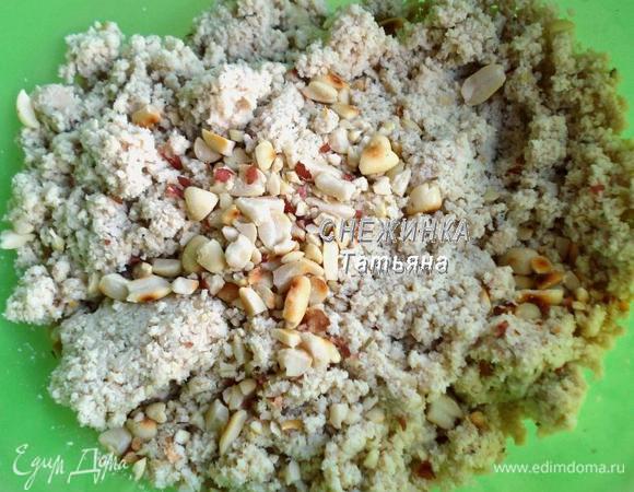 Перекладываем в миску и остужаем до комнатной температуры. Добавляем орехи. Очень хорошо перемешиваем.