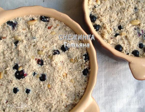 Раскладываем паштет в форму или несколько форм (у меня получилось 2), немного утрамбовывая. Оставляем, пока готовим черничную заливку.