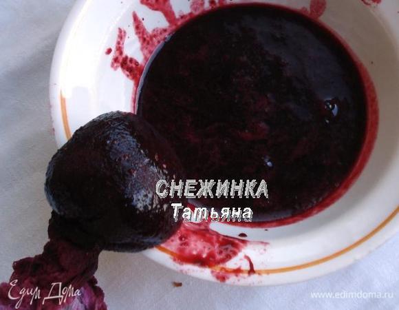 Чернику пробиваем блендером, выдавливаем сок-пюре через мелкое сито или марлю, сложенную вдвое.