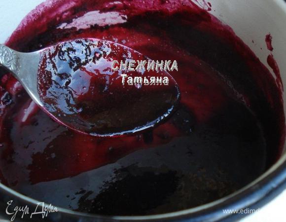 Ставим на огонь, добавялем сок лимона и сахар. Помешивая, доводим до кипения и увариваем приблизительно на 1/3 часть, до легкого загустения.