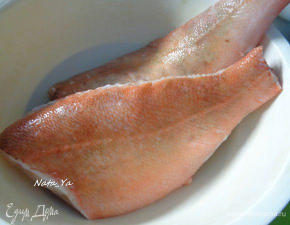 Вымыть и разделать рыбу.