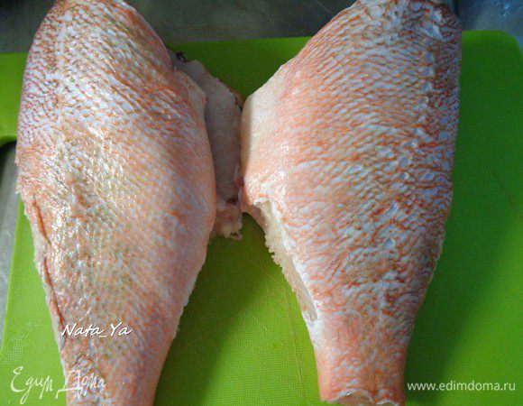 Очистить окуня от чешуи.