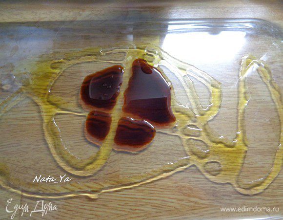 В форму для запекания вылить по 2 столовой ложки бальзамического уксуса и оливкового масла. Перемешать.