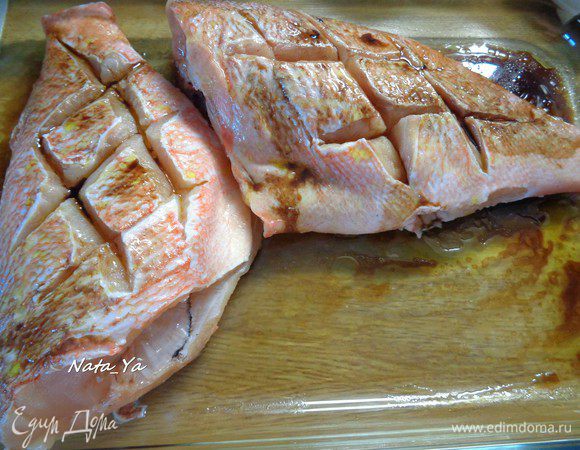 Сверху рыбку полить оставшимся бальзамическим уксусом и оливковым маслом.