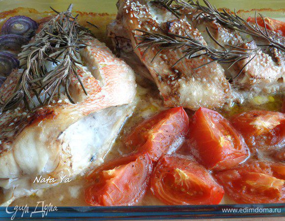 Запекать окуня в разогретой до 200°C духовке примерно 25-30 минут. 