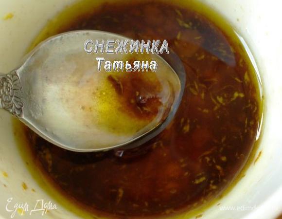 Готовим заправку. Натираем цедру половинки лимона, добавляем оливковое масло, бальзамический уксус, мед, все перемешиваем. 