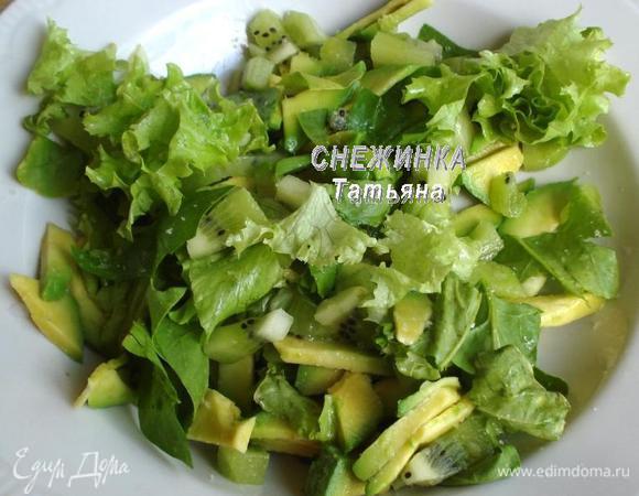 Шпинат и листья салата рвем руками на небольшие кусочки. Соединяем с киви, авокадо.